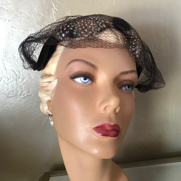 LOVELY 1950s\' BROWN VELOUR JULIET CAP WITH FEATHERS AND FULL SPIDER VEIL main image 6